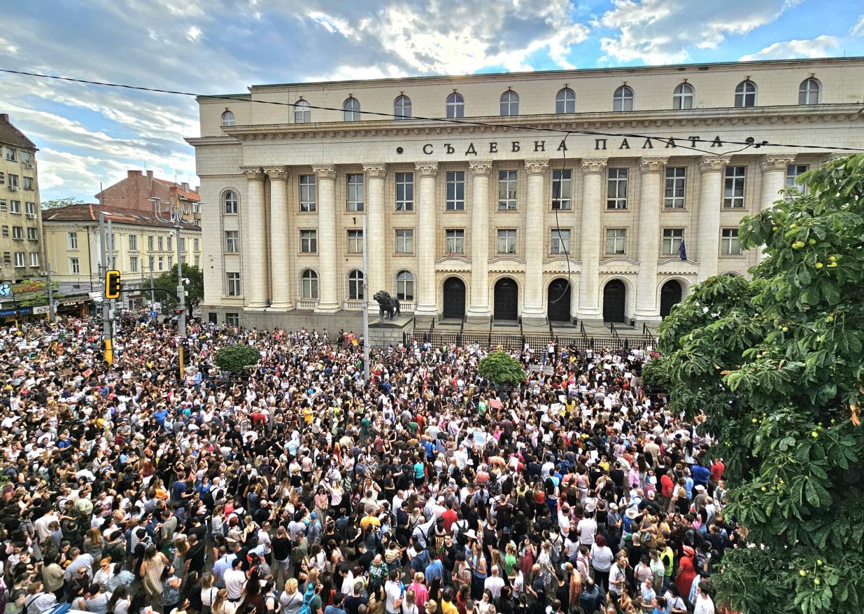 Хиляди излязоха на протести в цялата страна срещу насилието