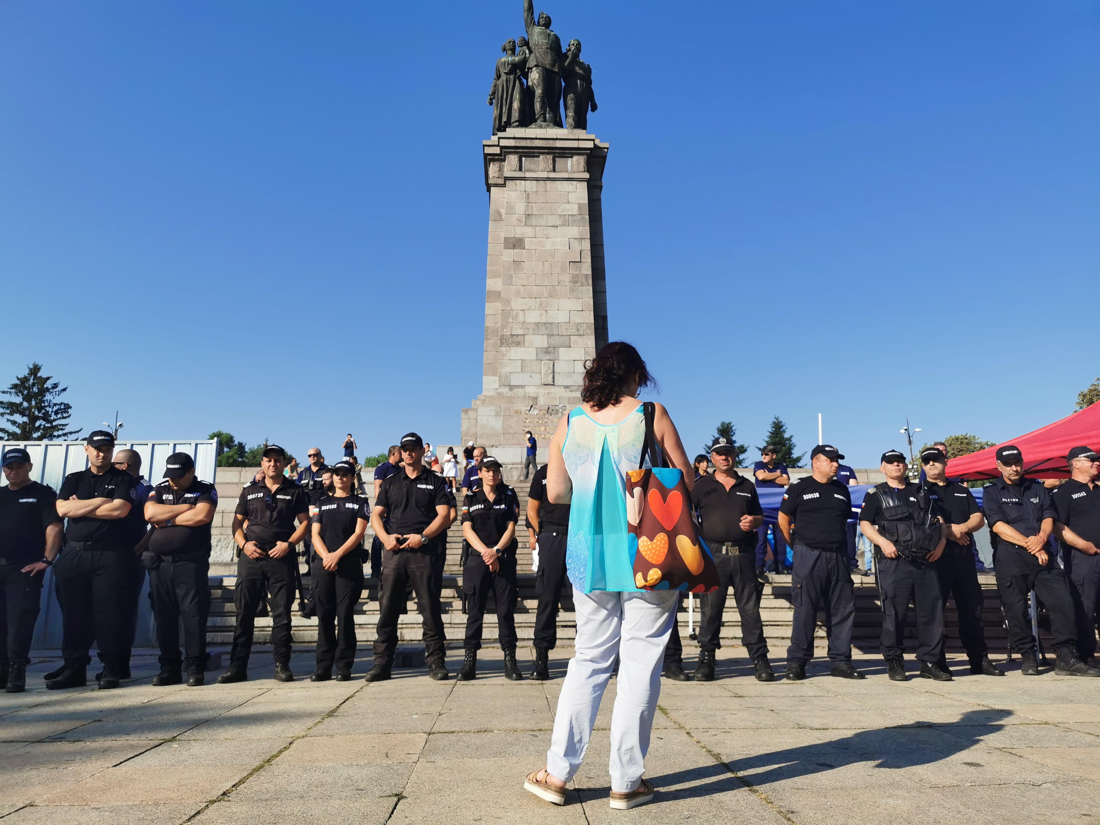 Протест в София поиска премахване на паметника на съветската армия